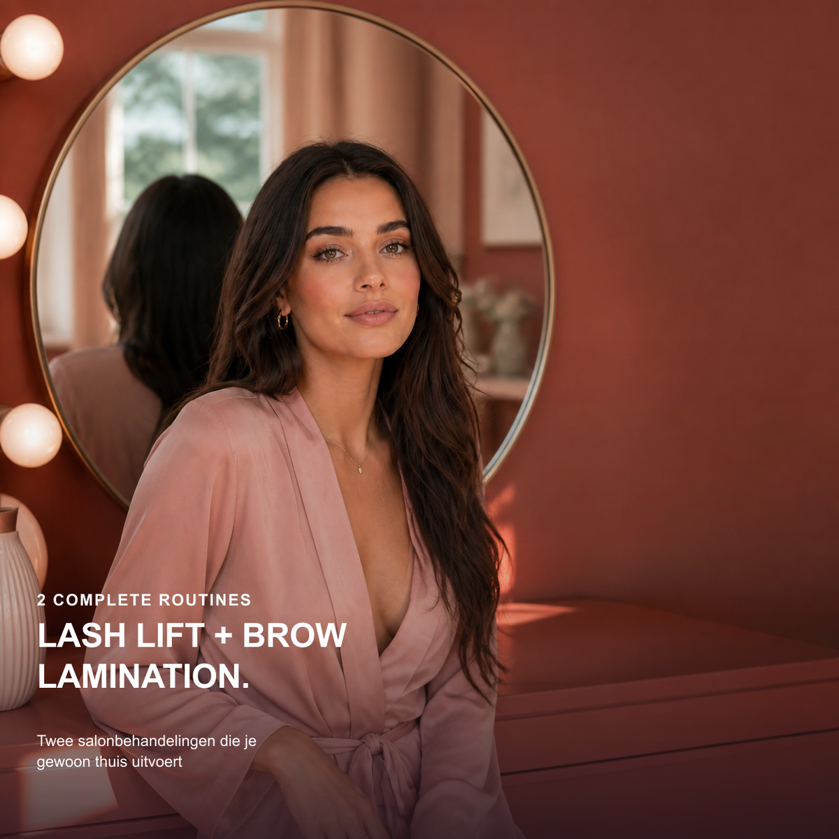 Model met de 2in1 Lash & Brow Box bij een spiegel