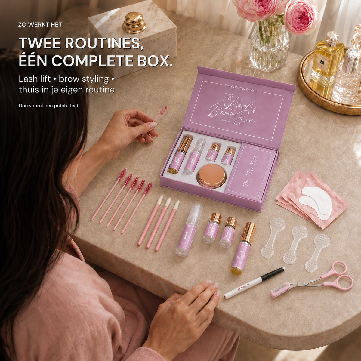 Model met de 2in1 Lash & Brow Box en de juiste Y-brushes en wenkbrauwschaar