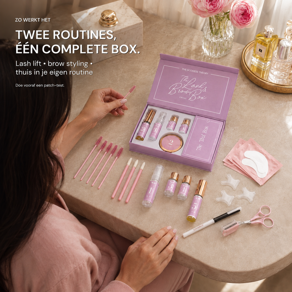 Model gebruikt de 2in1 Lash & Brow Box zonder handleiding