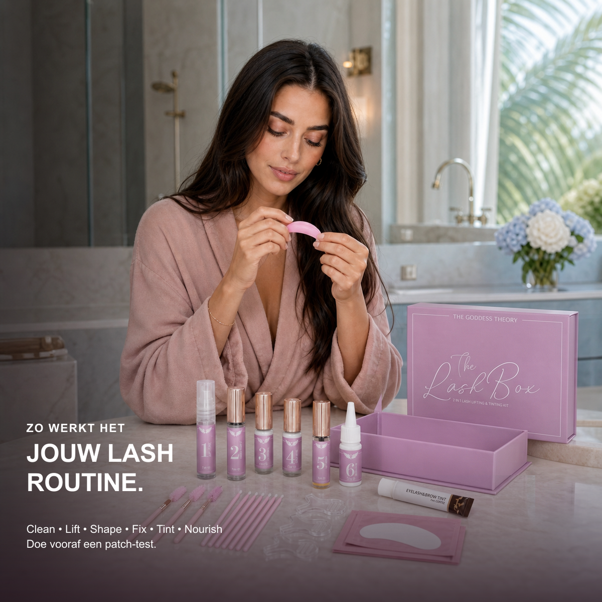 Model met The Lash Box met losse deksel en afzonderlijke onderbak